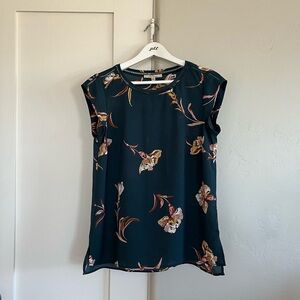 🤍 euc | flowy floral blouse